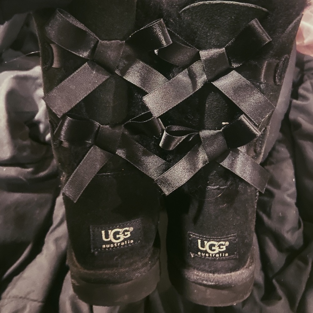 Black bailey bow uggs
